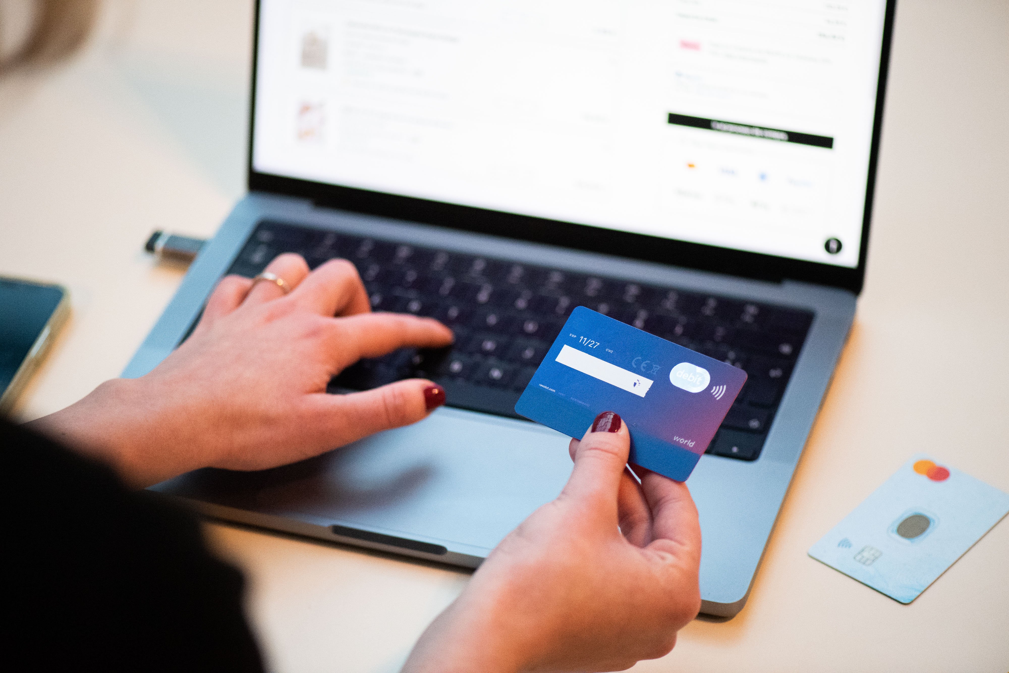 Shopping_online_with_bank_card